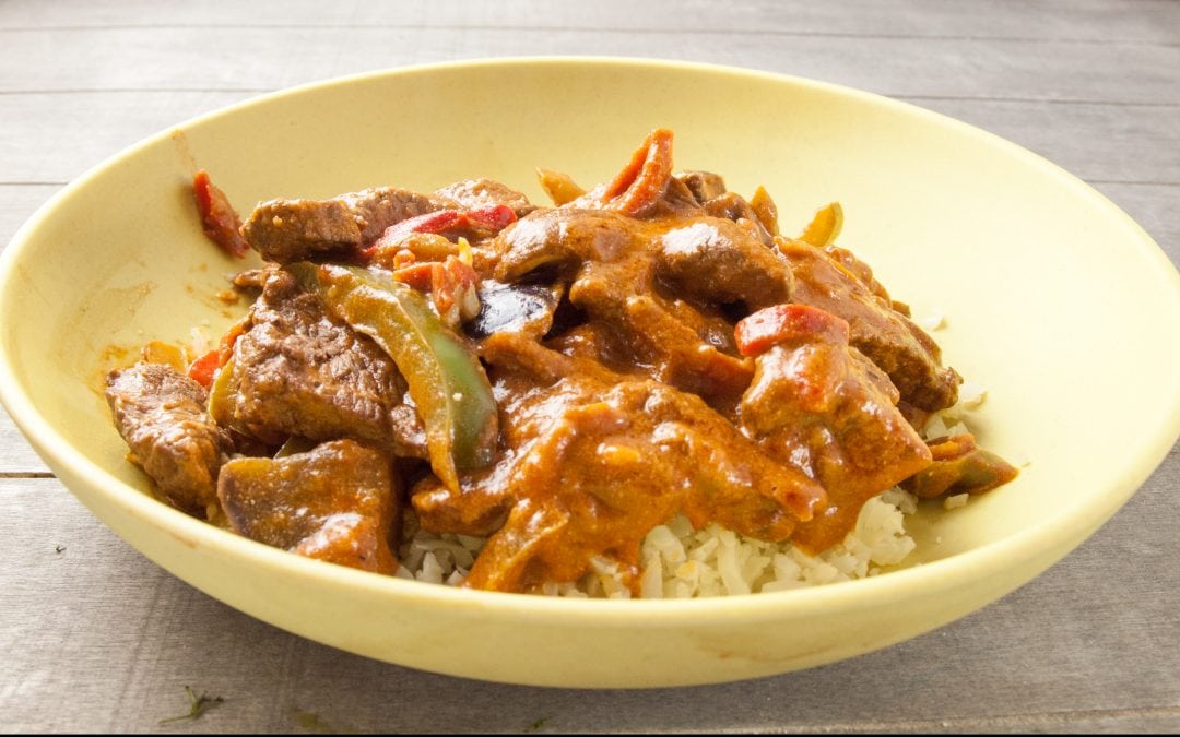 RECEPT: Snelle rundergoulash met bloemkoolrijst